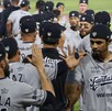 Jugadores de Algodoneros y Sultanes saludandose tras el partido.