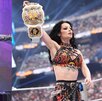 Paige levantando el campeonato en parejas de WWE tras coronarse en WrestleMania.