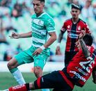 Ezequiel Bullaude disputando una pelota