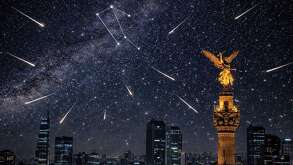 Ángel de la Independencia en la Ciudad de México y el cielo se ilumina con la lluvia de meteoritos Líridas 2026