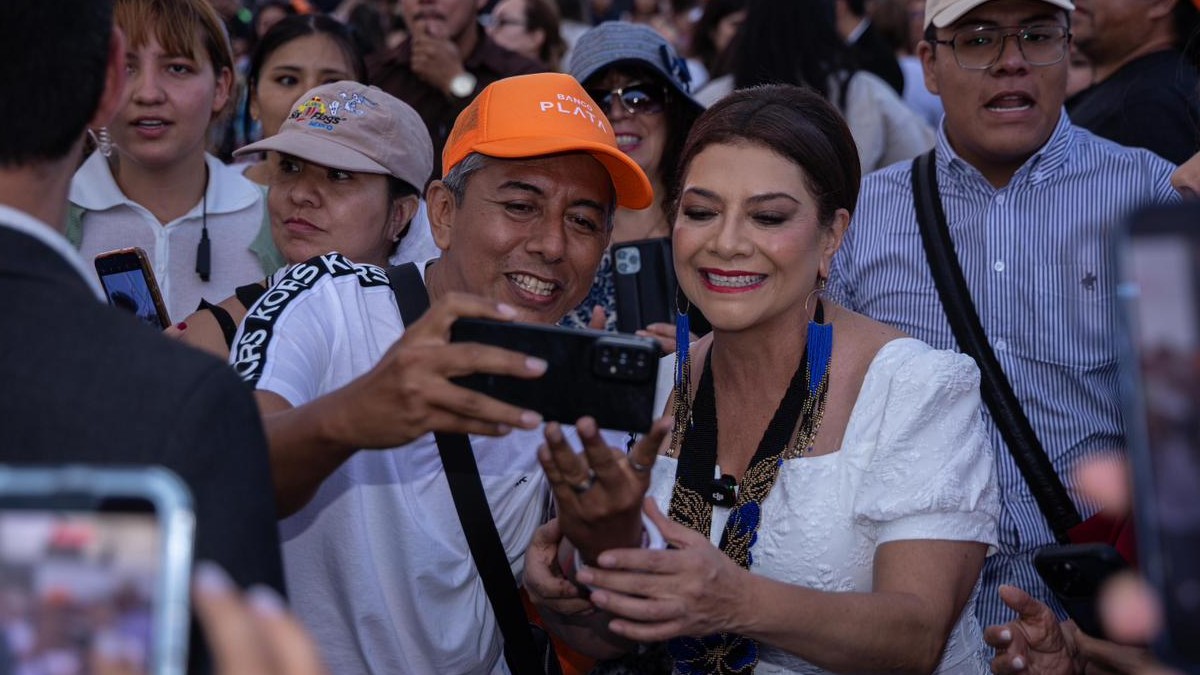 Clara Brugada se toma foto en el Zócalo
