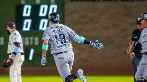 Jugadores de Sultanes de Monterrey en el partido ante Unión Laguna.