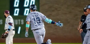 Jugadores de Sultanes de Monterrey en el partido ante Unión Laguna.