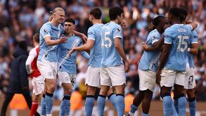 Arsenal perdió 2-1 ante Manchester City y se complicó el liderato de la Premier League al quedarse a 3 puntos del equipo de Pep Guardiola.