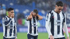 Jugadores de Rayados se lamentan la derrota ante 'Los Tuzos' de Pachuca.