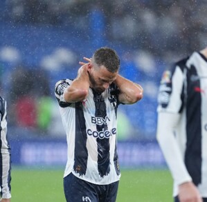 Jugadores de Rayados se lamentan la derrota ante 'Los Tuzos' de Pachuca.