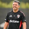 Marcelo Gallardo sonriendo durante un entrenamiento del equipo.