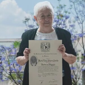 Martha Elena Guerra recibe su título de doctora.