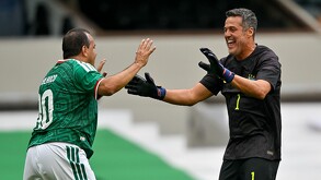 Cuauhtémoc Blanco y Júlio César en el Juego de Leyendas.