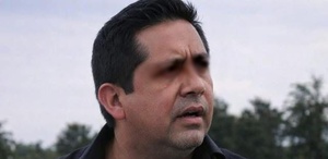 Fotografía de un hombre en el bosque.