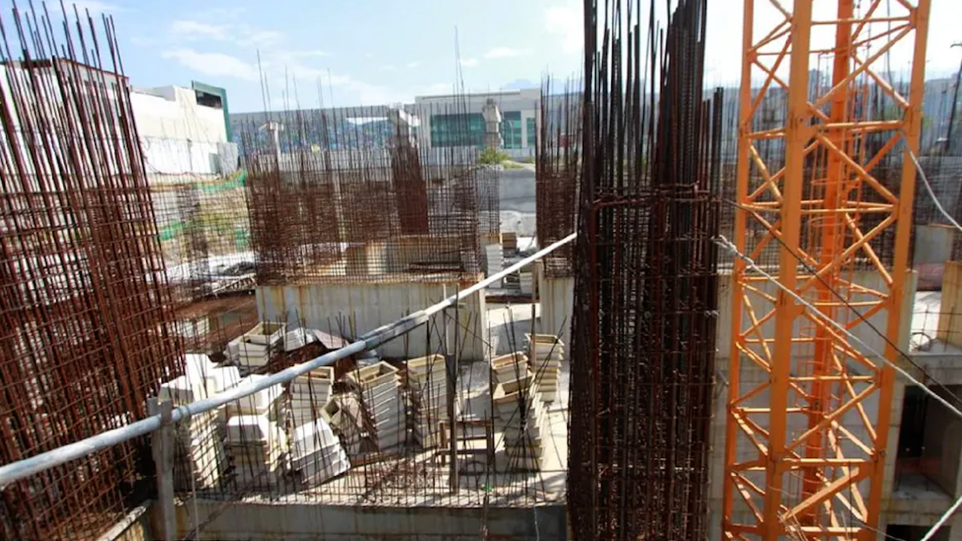 Compradores de departamentos en preventa denunciaron falta de avances en la torre Lalo y se manifestaron para exigir respuesta de la empresa Proyectos 9.