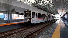 Tren de la Línea 1 en Guadalajara con letrero de Atemajac