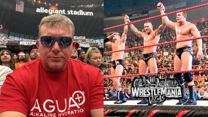 Ted DiBiase sentando observando WrestleMania y del otro lado el antiguo grupo de The Legacy.