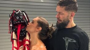 Vero Rodríguez besando el peluche de Fin Bálor.