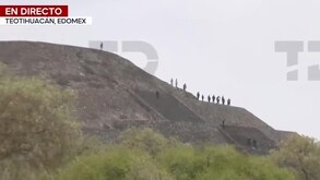 Elementos de la policía atienden la balacera en la pirámide de la Luna en Teotihuacán
