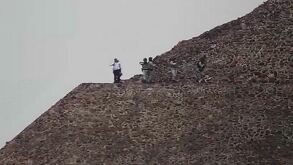 Elementos de emergencia en pirámide de la Luna tras ataque en Teotihuacán