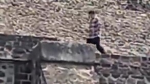 Agresor disparando en pirámide de la Luna en Teotihuacán