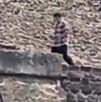 Agresor disparando en pirámide de la Luna en Teotihuacán
