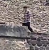 Agresor disparando en pirámide de la Luna en Teotihuacán