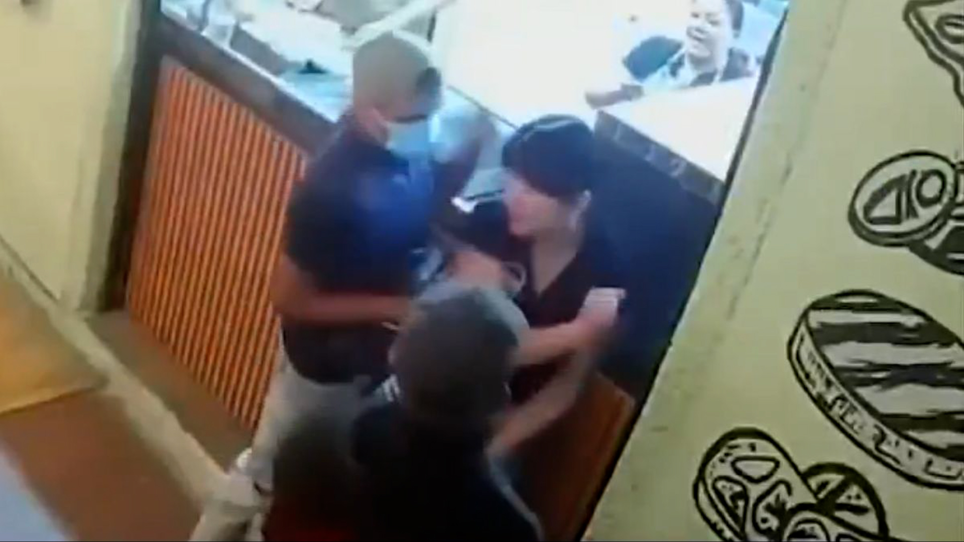 Cámaras de seguridad captan el momento en que sujetos armados asaltan pizzería en Chimalhuacán e intentan secuestrar a una joven empleada.