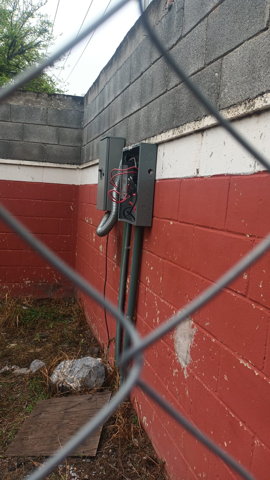 Robo en primaria deja sin luz ni equipo a alumnos; autoridades ya evalúan daños y posible solución en Saltillo.