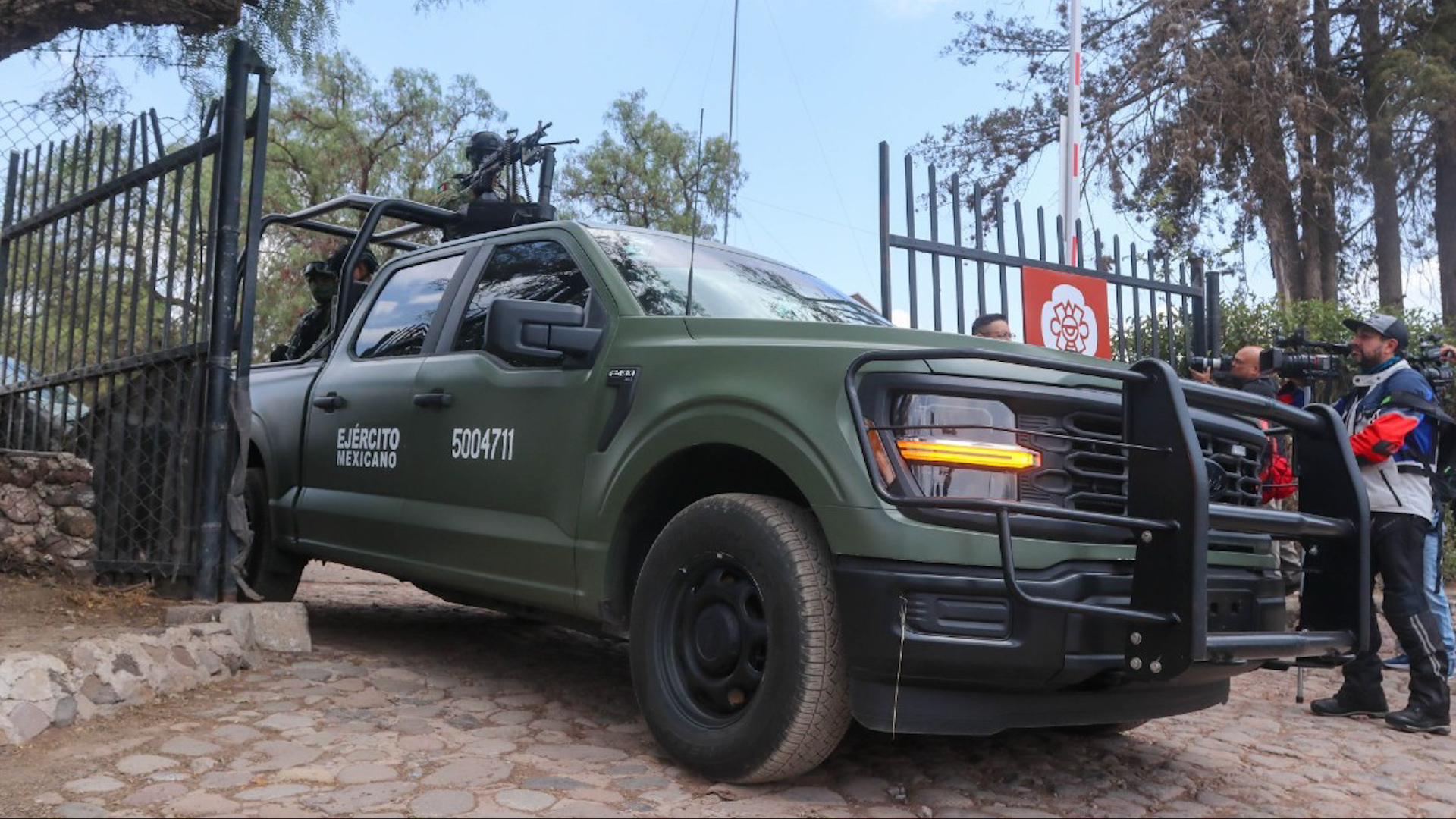 Dos muertos y seis heridos tras tiroteo en la Pirámide de la Luna en Teotihuacán. Autoridades investigan si hubo intercambio de disparos.