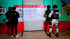 Policías aseguran con un sello un bar ubicado en Chetumal, Quintana Roo.