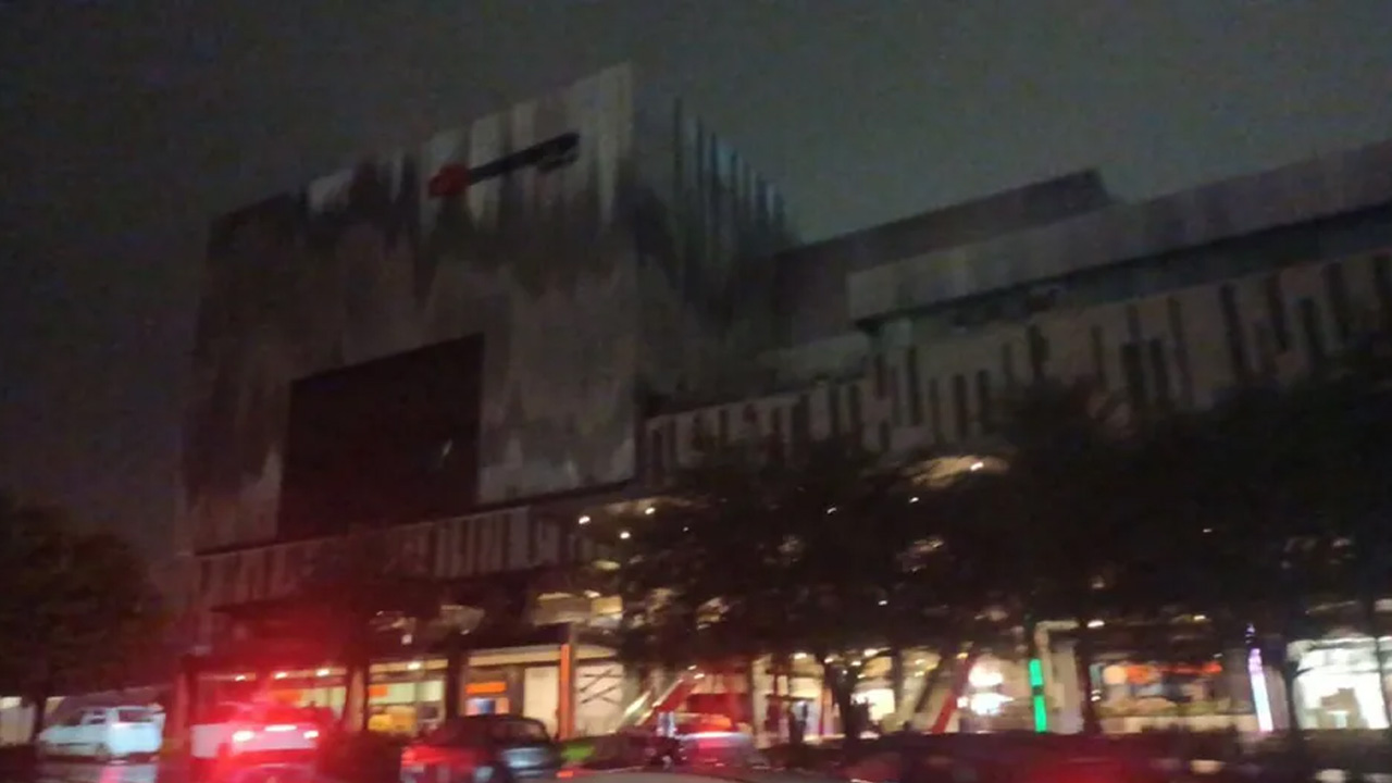 Un apagón afectó zonas de San Pedro, Nuevo León, tras la caída de un poste en Real San Agustín.