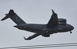 Un avión de transporte Boeing C-17 Globemaster III de la Fuerza Aérea estadounidense se prepara para aterrizar en la base aérea de Nur Khan.