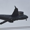 Un avión de transporte Boeing C-17 Globemaster III de la Fuerza Aérea estadounidense se prepara para aterrizar en la base aérea de Nur Khan.