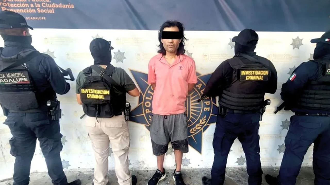 Un hombre fue detenido en Guadalupe, Nuevo León, por su presunta participación en el robo a una tienda de celulares.