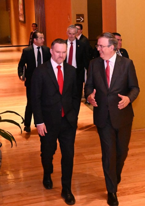 Marcelo Ebrard y Jamieson Greer platicando previo a reunión con Sheinbaum.