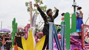 Hombre bailando arriba de un carro alegórico con personas detrás durante la Feria de Tepabril 2026