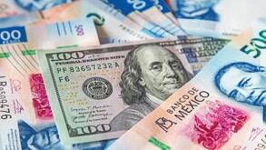 Dólares y monedas mexicanas.