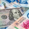 Dólares y monedas mexicanas.