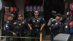Policías resguardan los accesos del lugar, luego de un ataque armado en el Mercado Morelos de Puebla.