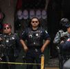 Policías resguardan los accesos del lugar, luego de un ataque armado en el Mercado Morelos de Puebla.