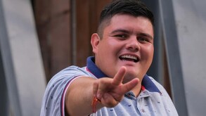 Funcionario de Tlajomulco, Juan Mazapán Torres sonriendo a la cámara mientras hace el signo de amor y paz con la mano