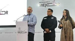 El gobernador de Michoacán, Alfredo Ramírez Bedolla hablando frente a un podio con micrófono con autoridades estatales a un lado.