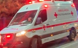 Ambulancia atendiendo el reporte de un hombre baleado en colonia José Rebollo Acosta.
