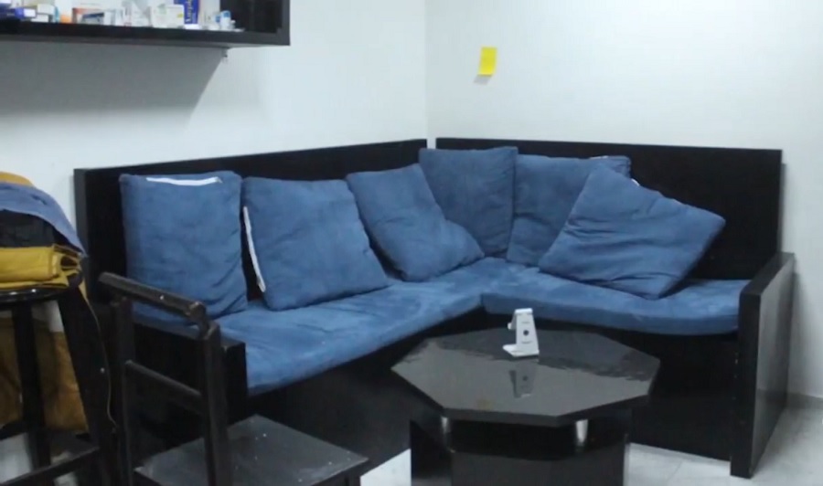 Sala de color negro con azul en una habitación blanca.