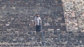 Sujeto disparando en la pirámide de la Luna en Teotihuacán.