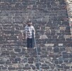 Sujeto disparando en la pirámide de la Luna en Teotihuacán.