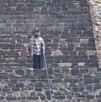 Sujeto disparando en la pirámide de la Luna en Teotihuacán.
