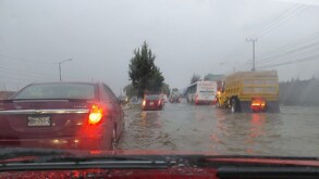 Debido a intensas lluvias, se registraron inundaciones y afectaciones en la carretera Toluca-Tenango.