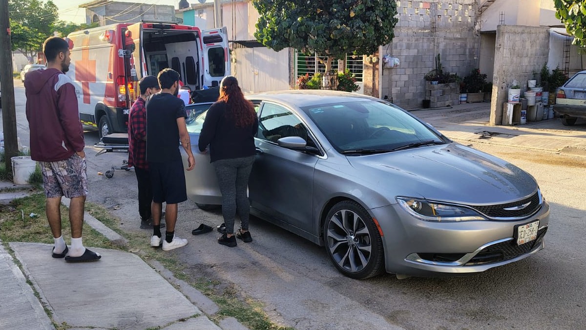 Auto donde dio a luz una mujer de 26 años.