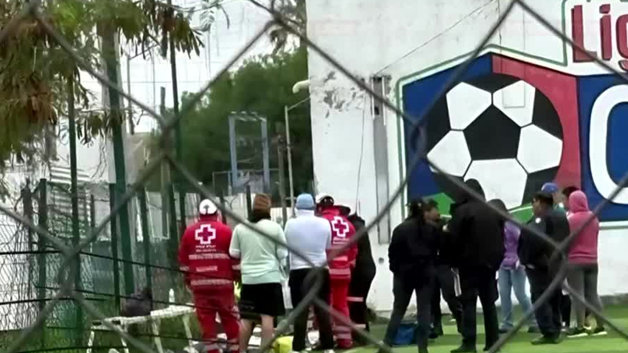 Un joven murió tras desvanecerse durante un partido de futbol en Guadalupe, Nuevo León; compañeros intentaron reanimarlo antes de la llegada de paramédicos.