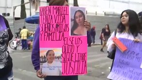 Amigos y familia de Karen Mariel manifestándose en CdMx por su feminicidio