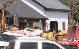 Elementos de Bomberos sofocando el incendio de una vivienda en Pensilvania donde una mujer y sus seis hijos murieron.