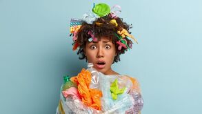 Persona llena de productos y microplásticos en su cuerpo